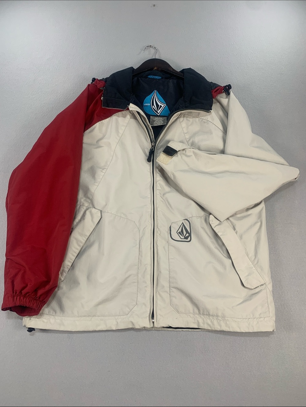 Volcom Men’s Cream Jacket with Red burgundy Sleeve - Ski & Snowboard Size L